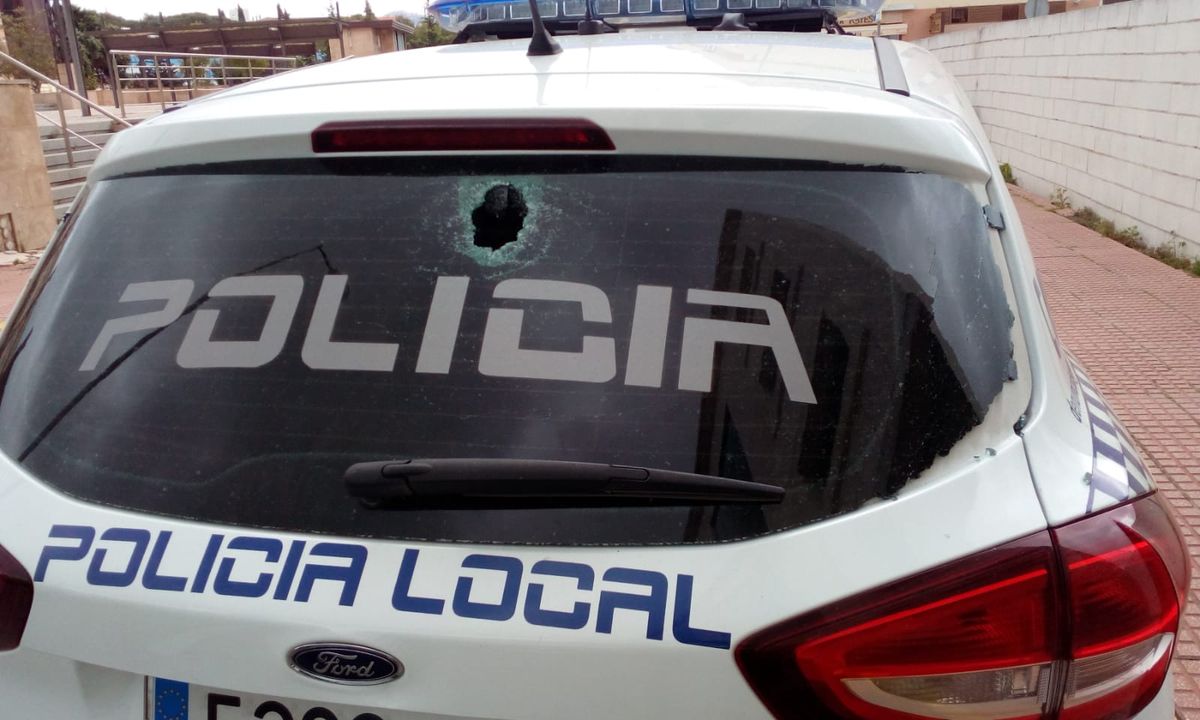 El detenido rompió con las piedras la luna trasera de un coche patrulla.