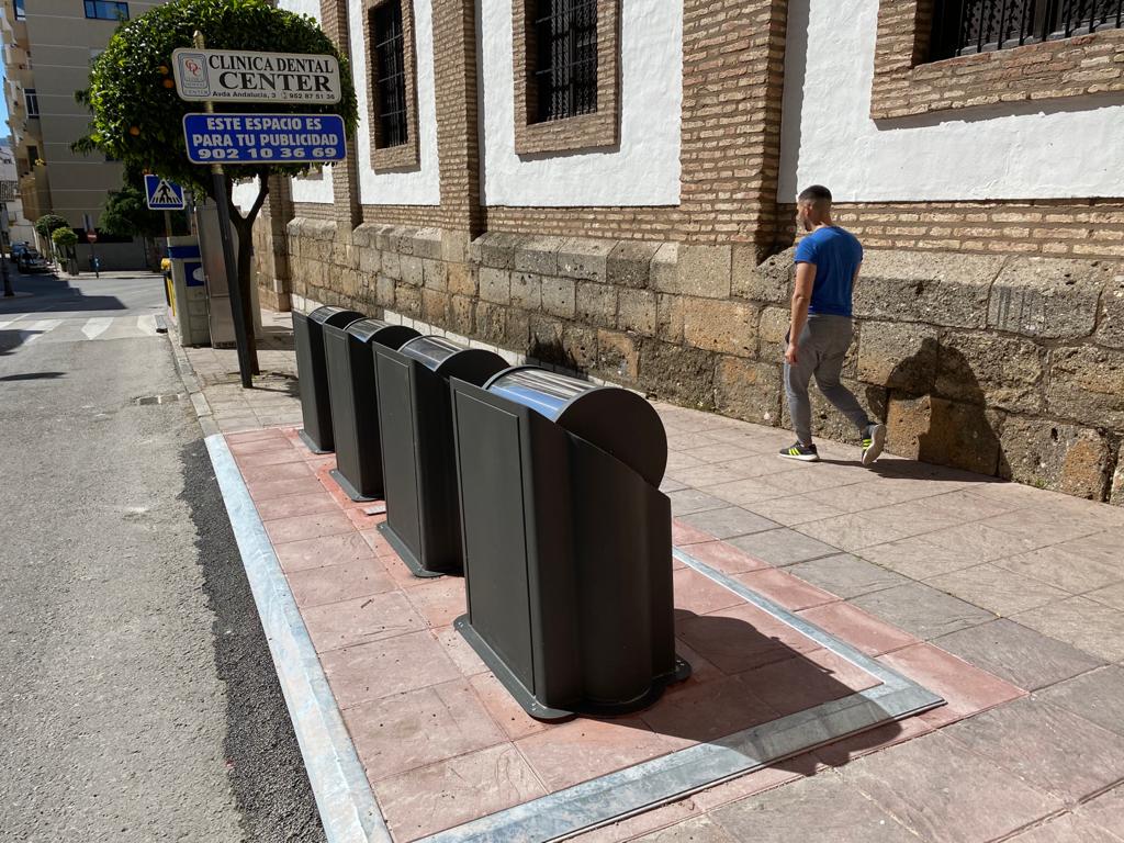 Los nuevos contenedores situados en la calle Jerez, junto a la plaza de La Merced.