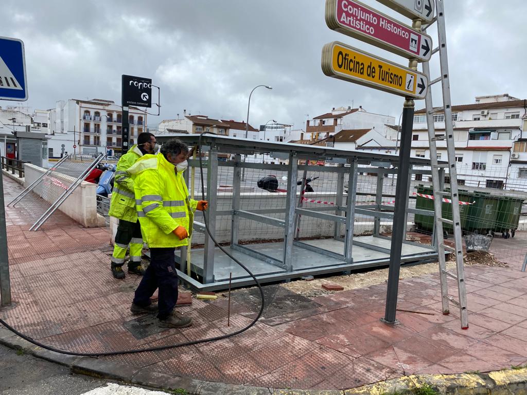 Los trabajos de instalación de los contenedores se han retomado estos días.