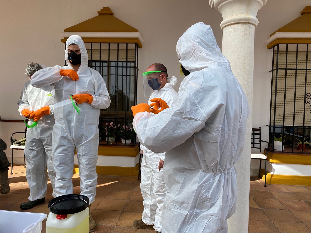 Efectivos de la Legión realizando tareas de desinfección en una residencia de Ronda.