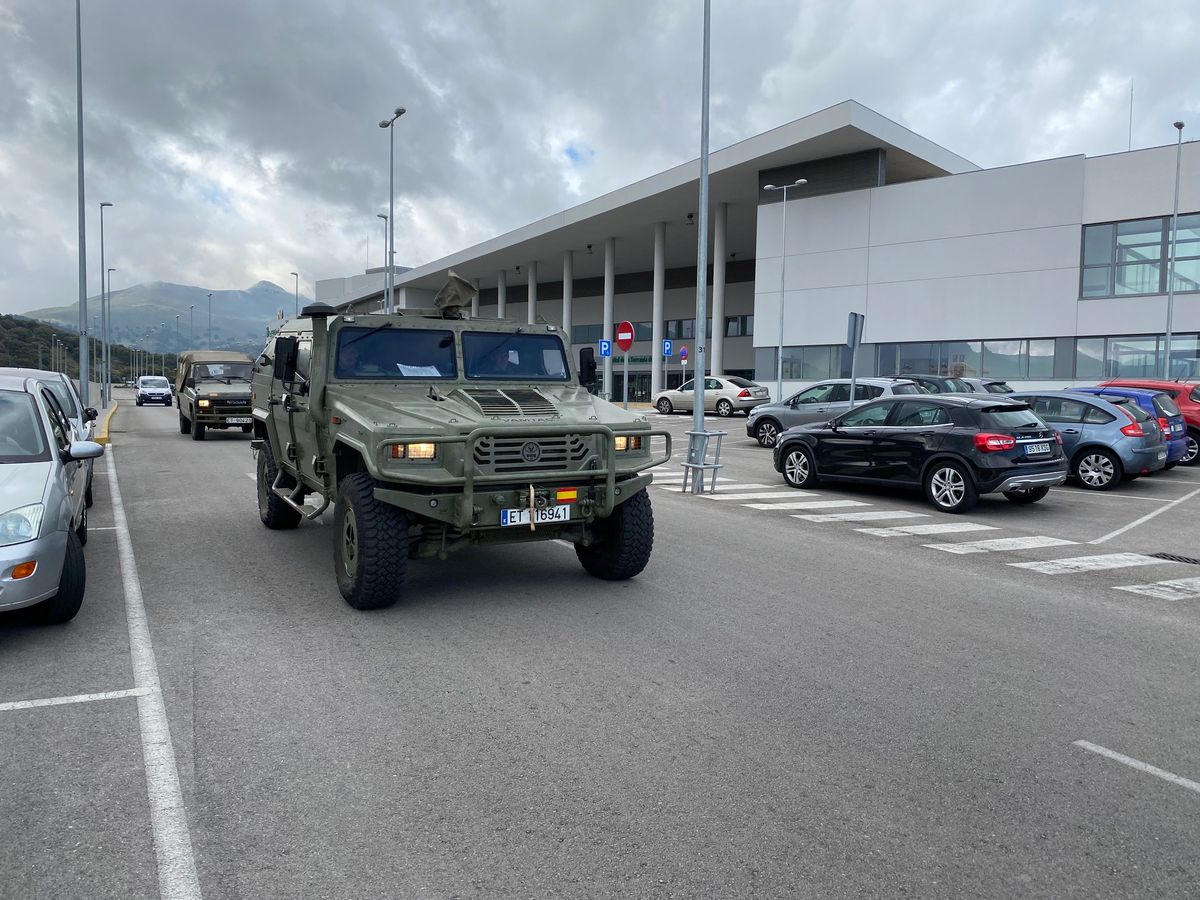 Efectivos de la Legión realizando una inspección en los alrededores del Hospital.