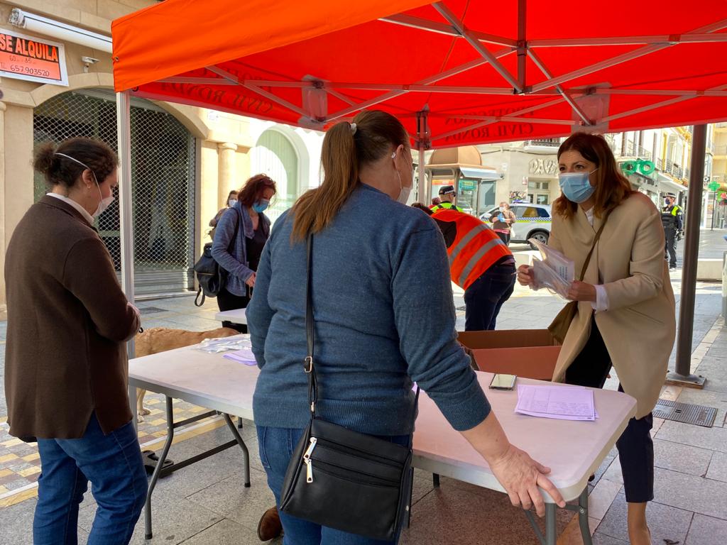 La alcaldesa ha estado presente hoy en uno de los puntos de reparto de mascarillas.