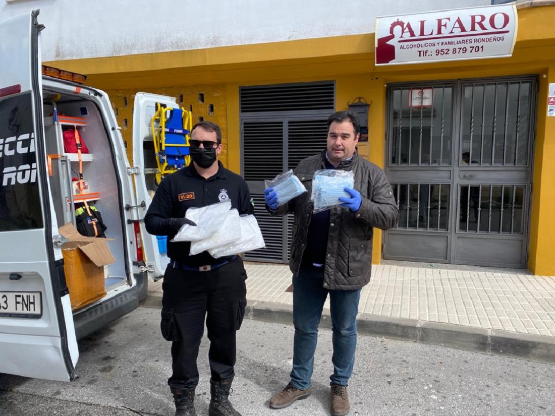 El presidente de ALFARO entrega el material sanitario a Protección Civil.