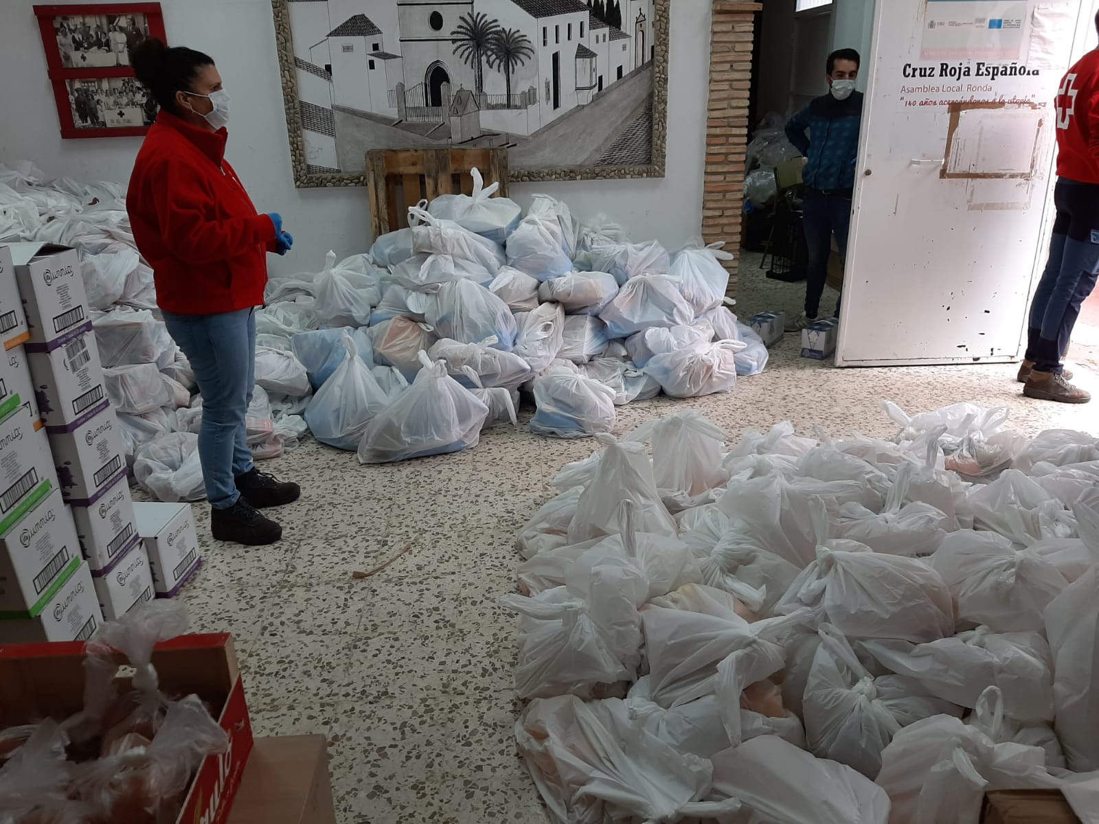 Servicios Sociales y Cruz Roja mantienen la actividad de atención a las familias con problemas económicos.