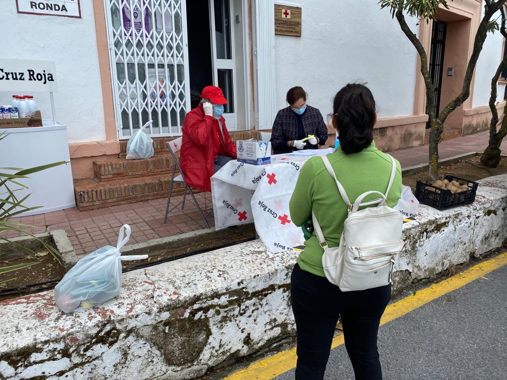 Imagen de los repartos de alimentos que está realizando el Ayuntamiento y Cruz Roja.