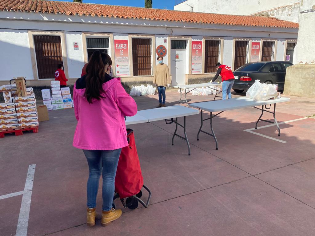 Ayuntamiento y Cruz Roja realizarán esta semana un nuevo reparto de alimentos a familias vulnerables por la crisis sociosanitaria