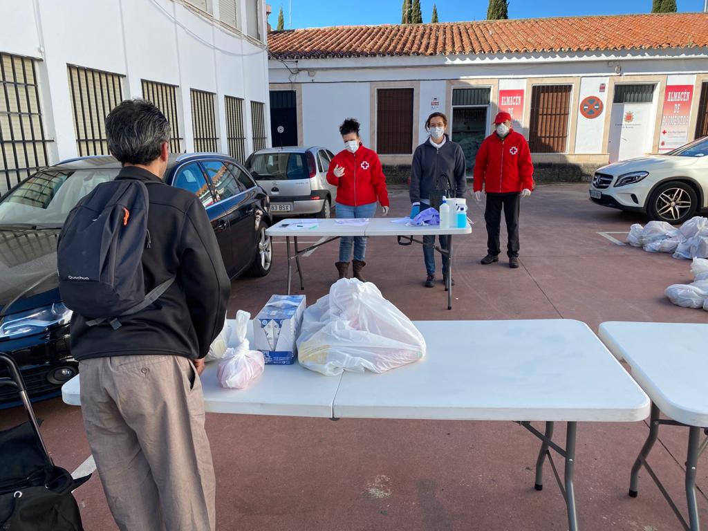 En el reparto han participado miembros de Bienestar Social y de Cruz Roja.