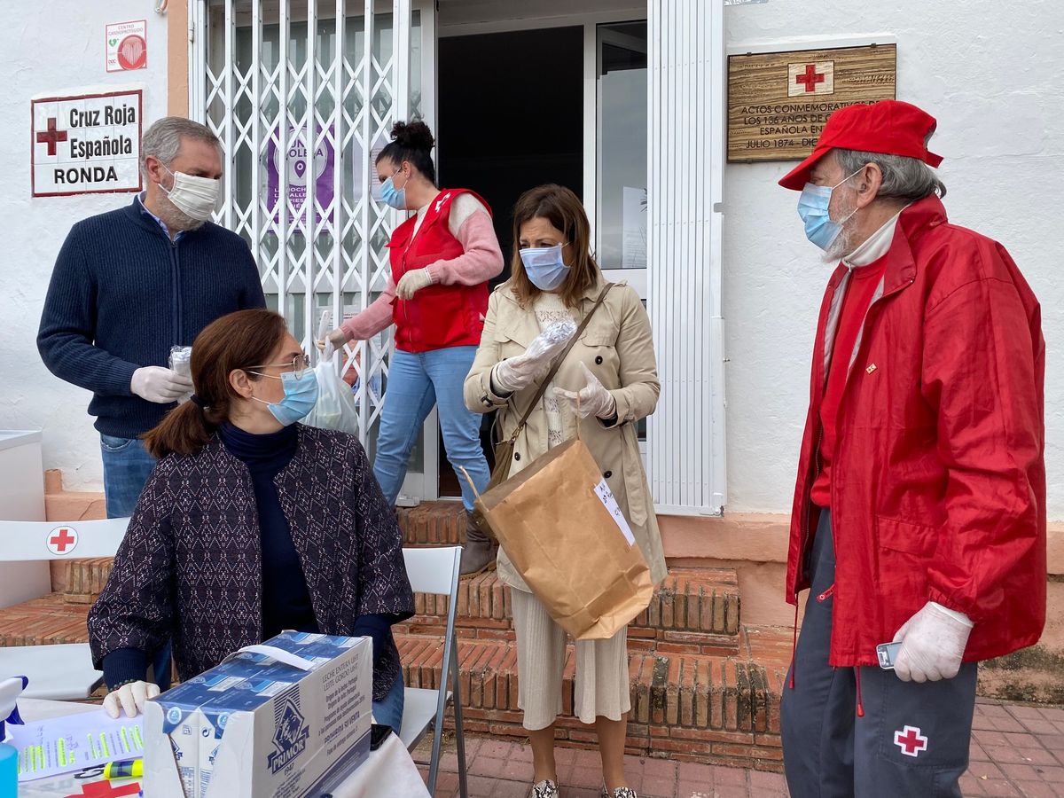 La alcaldesa y concejales han asistido hoy al reparto de alimentos a familias con escasos recursos.
