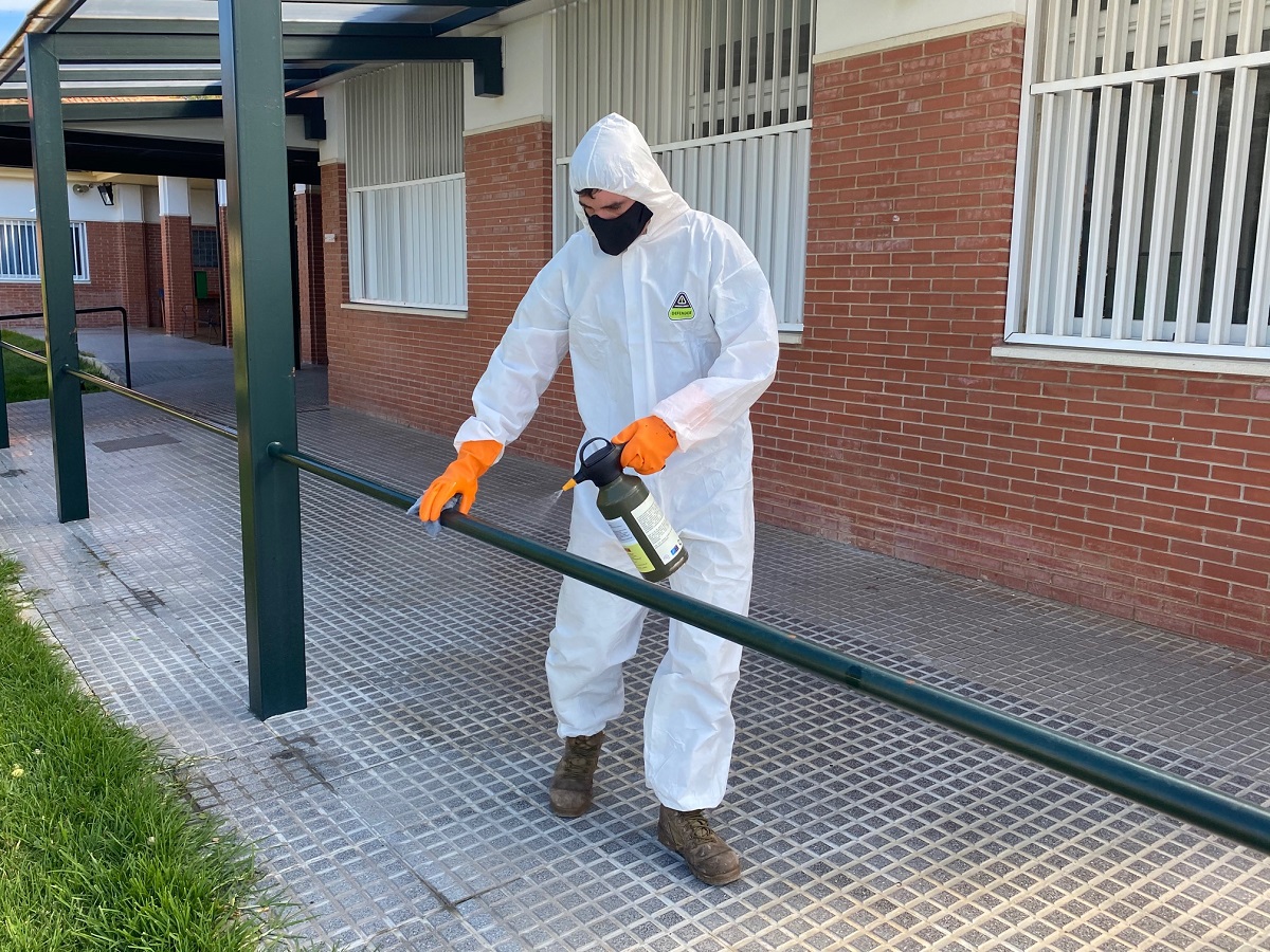 Un legionario realiza tareas de desinfección en una residencia de Ronda.