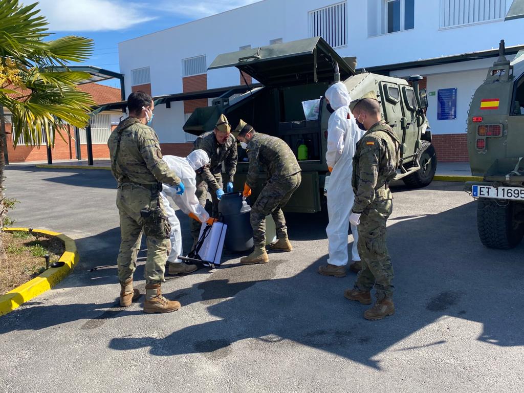 Los legionarios han participado hoy en las labores de desinfección de Asprodisis.