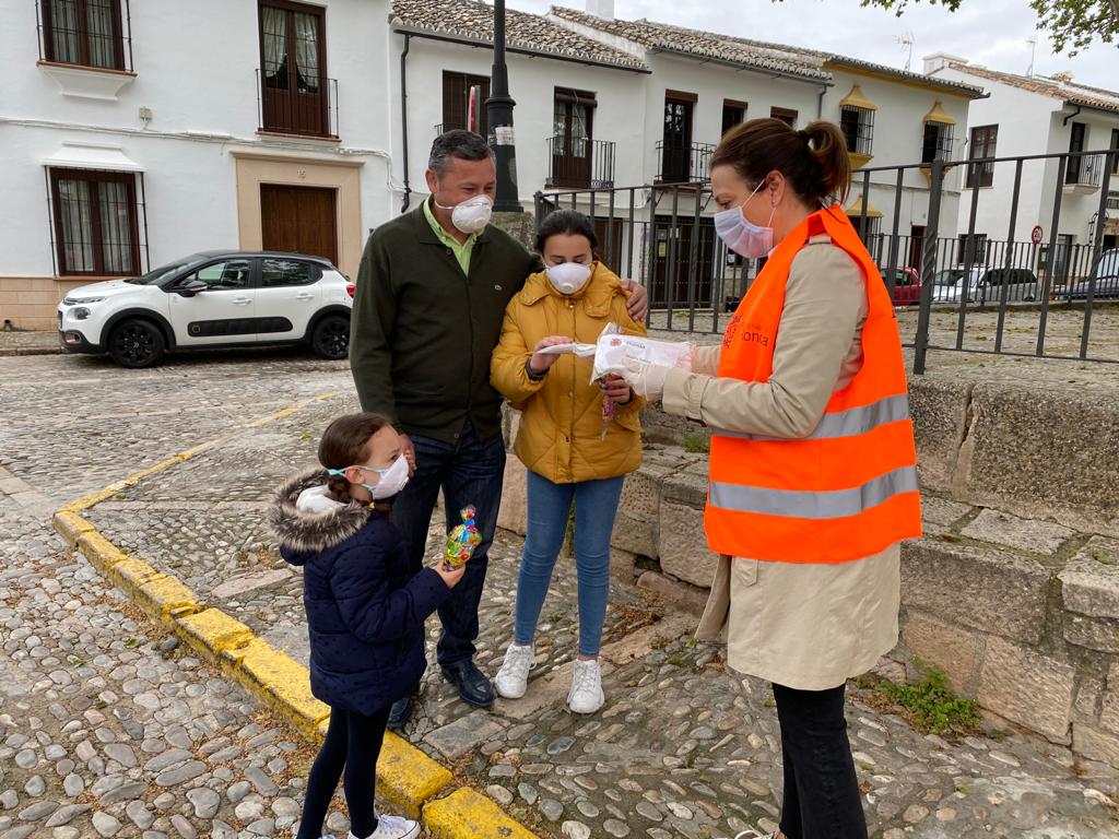La alcaldesa ha participado en uno de los grupos de reparto de golosinas y mascarillas.
