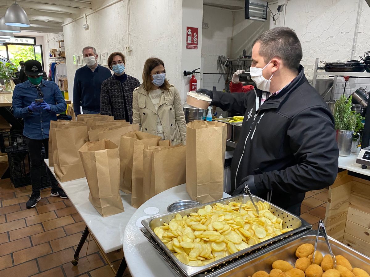 La alcaldesa y varios concejales han visitado hoy el comedor social.