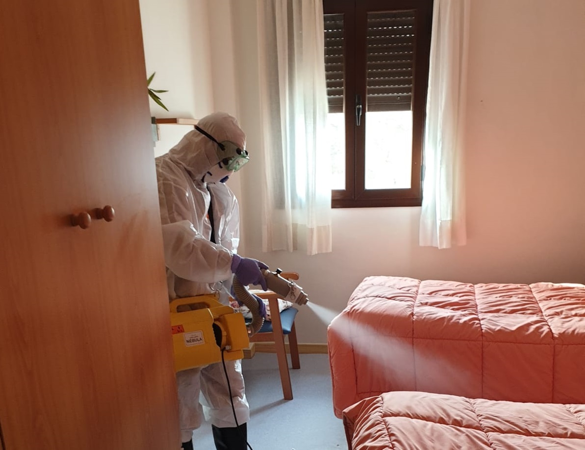 Un operario realiza trabajos de desinfección en la residencia de personas mayores de Faraján.