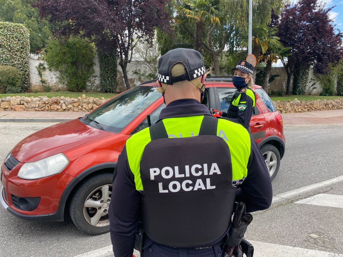 Agentes de la Policía Local en uno de los controles situados en las calles de Ronda.