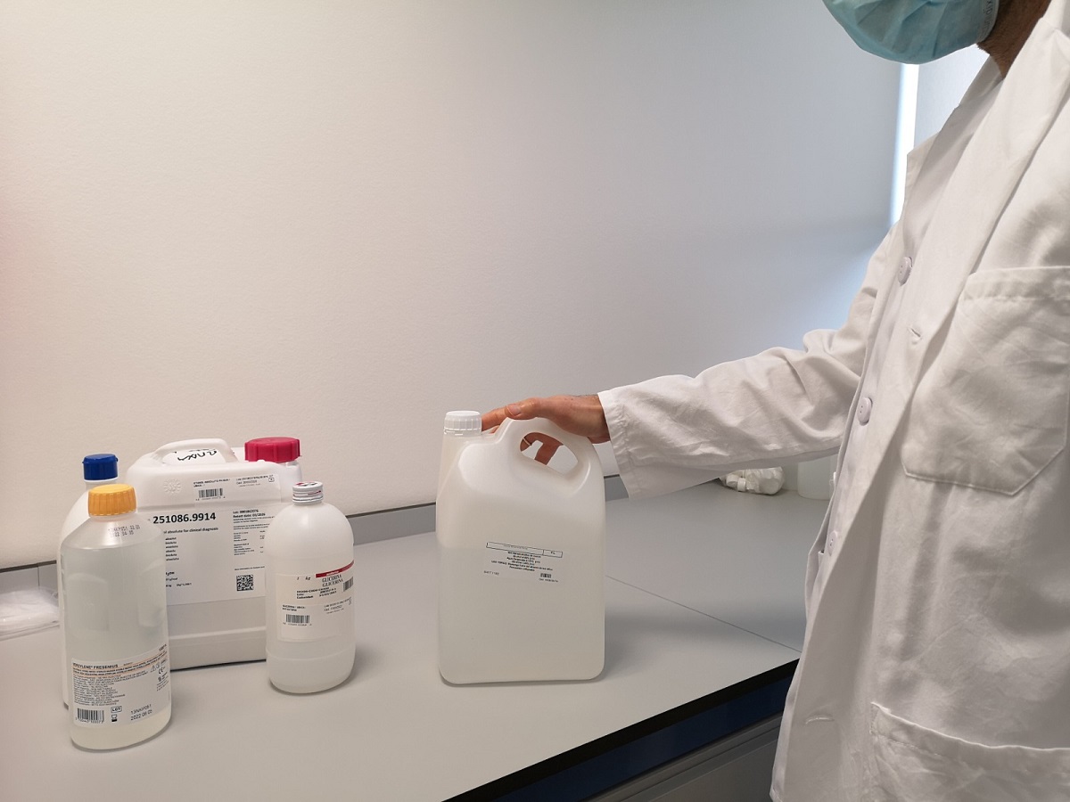 Ya se han elaborado las primeras unidades de gel desinfectante en el Hospital de Ronda.