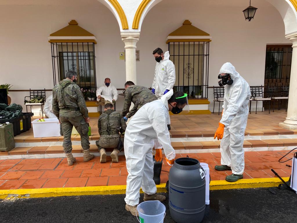 Los legionarios se han desplegado hoy en la residencia de ancianos de las Hermanitas de los Pobres para desinfectar.
