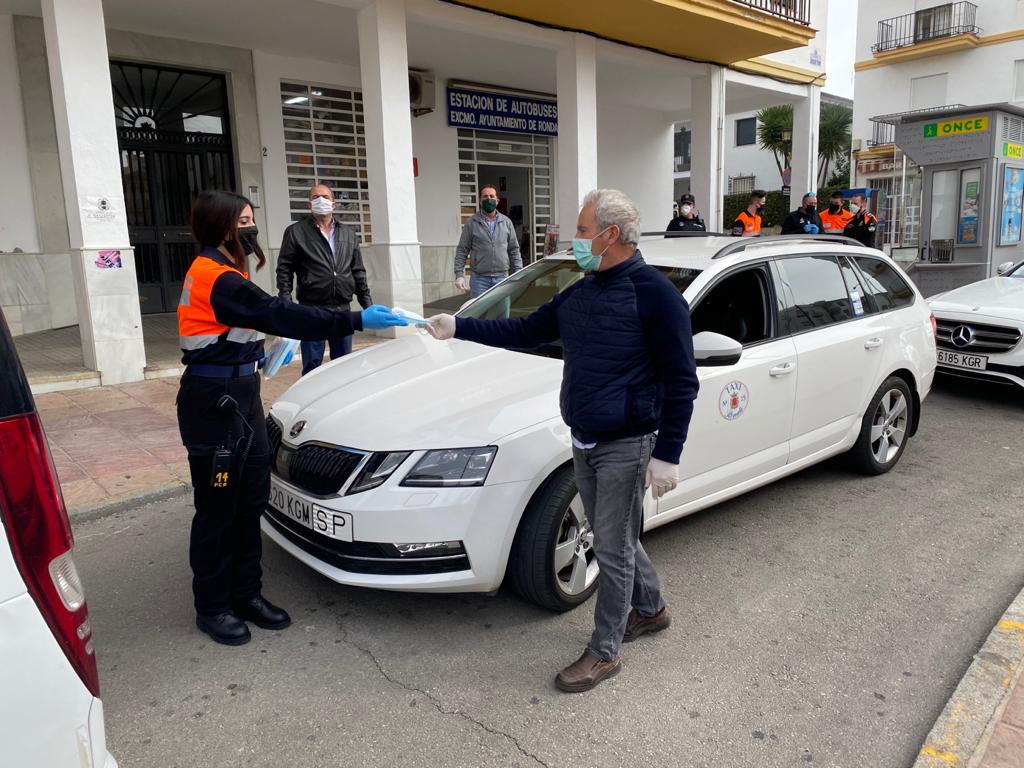 Las mascarillas se han repartido en los transportes públicos de la ciudad.