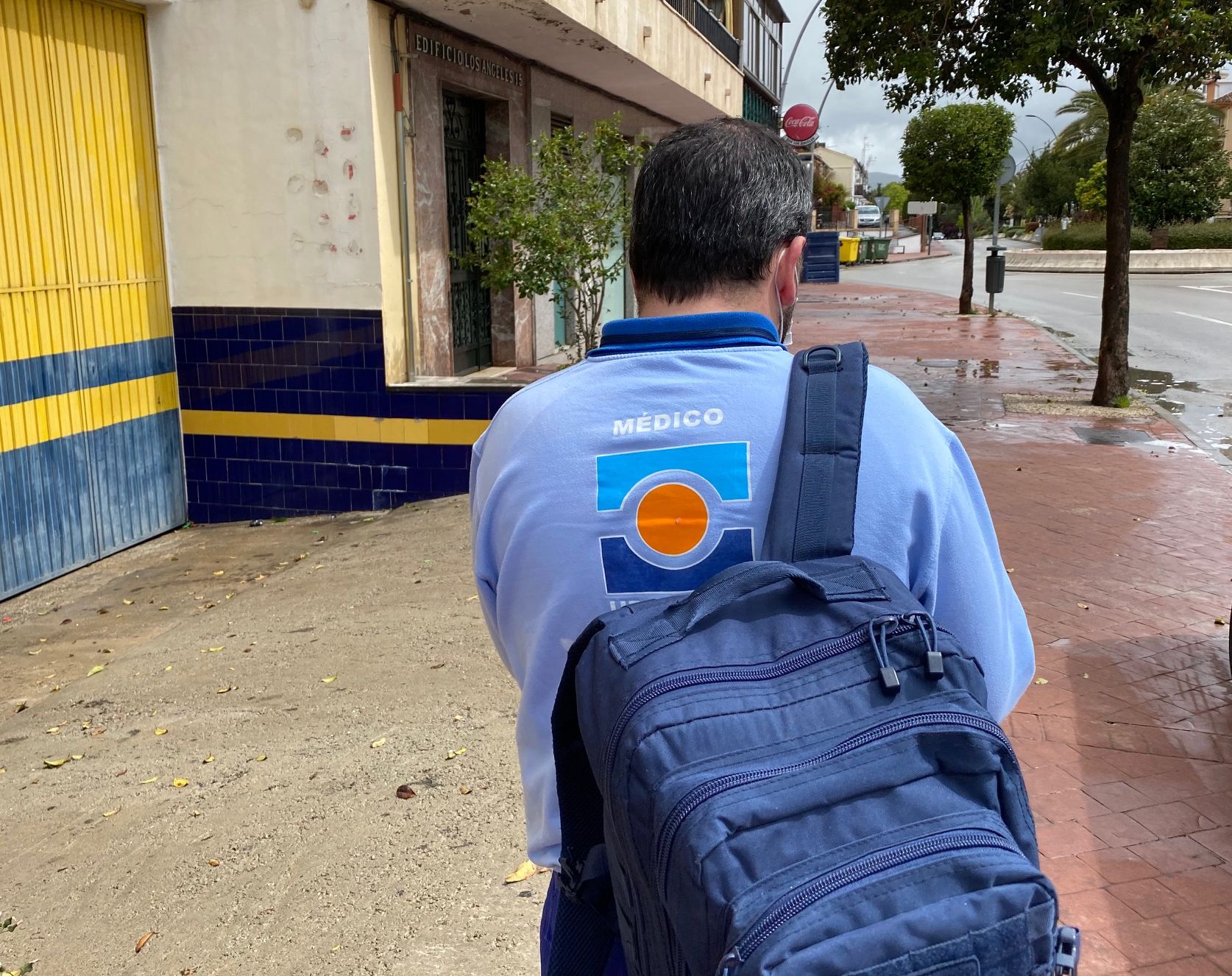 Un médico de Ronda regresando a su domicilio tras finalizar su turno.