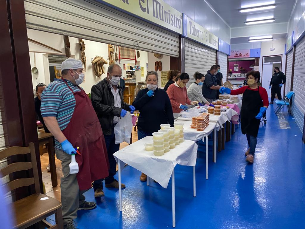 El reparto de alimentos se ha realizado en el mercado de abastos de Ronda.