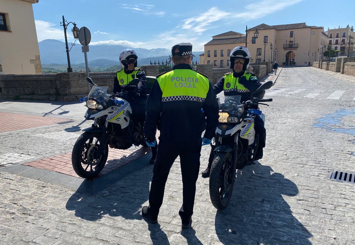 Agentes de la Policía Local velarán por la seguridad de los alumnos a la entrada y salida de los colegios.
