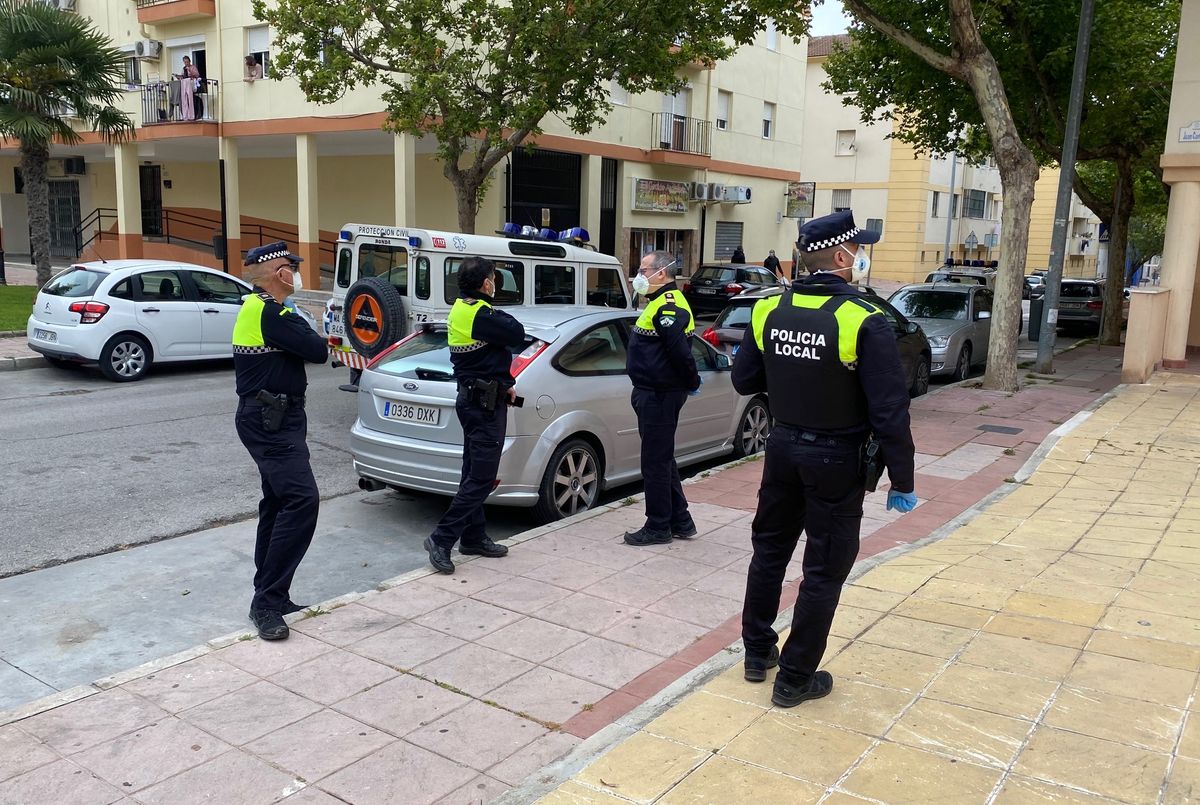 Agentes de la Policía Local en uno de los controles realizados en las barriadas.