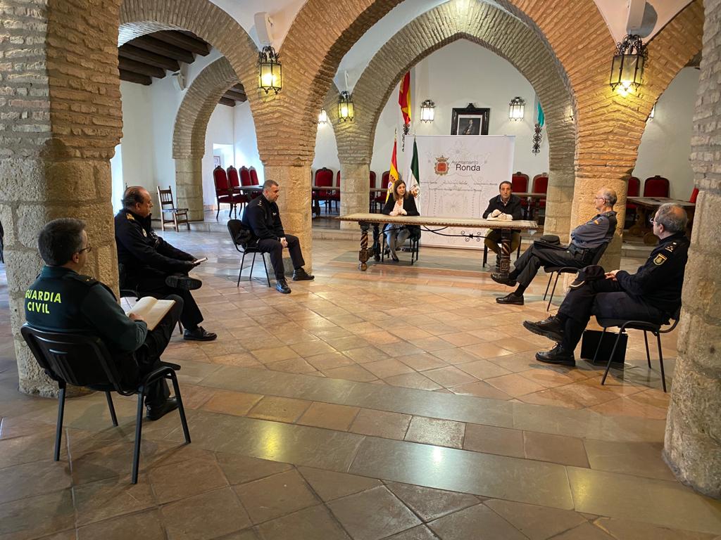 Momento de la reunión que ha mantenido hoy la alcaldesa con los responsables de los cuerpos de seguridad.