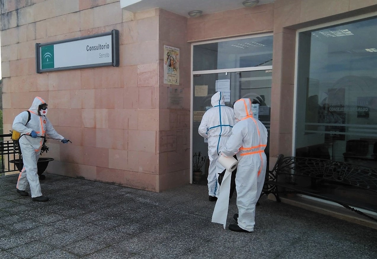Miembros del Infoca desinfectando las instalaciones sanitarias de Serrato.