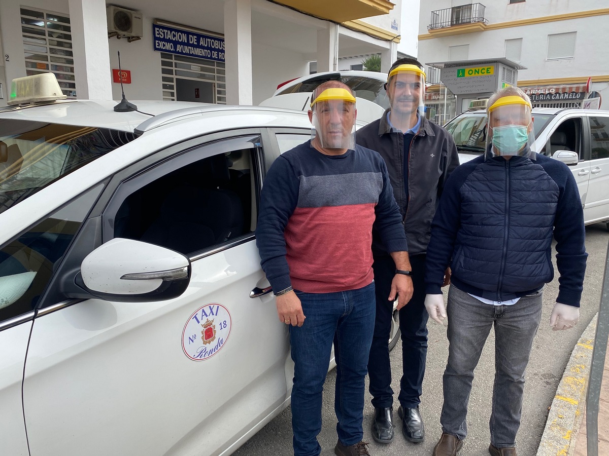 Los taxistas rondeños también están trabajando en la calle contra el coronavirus.