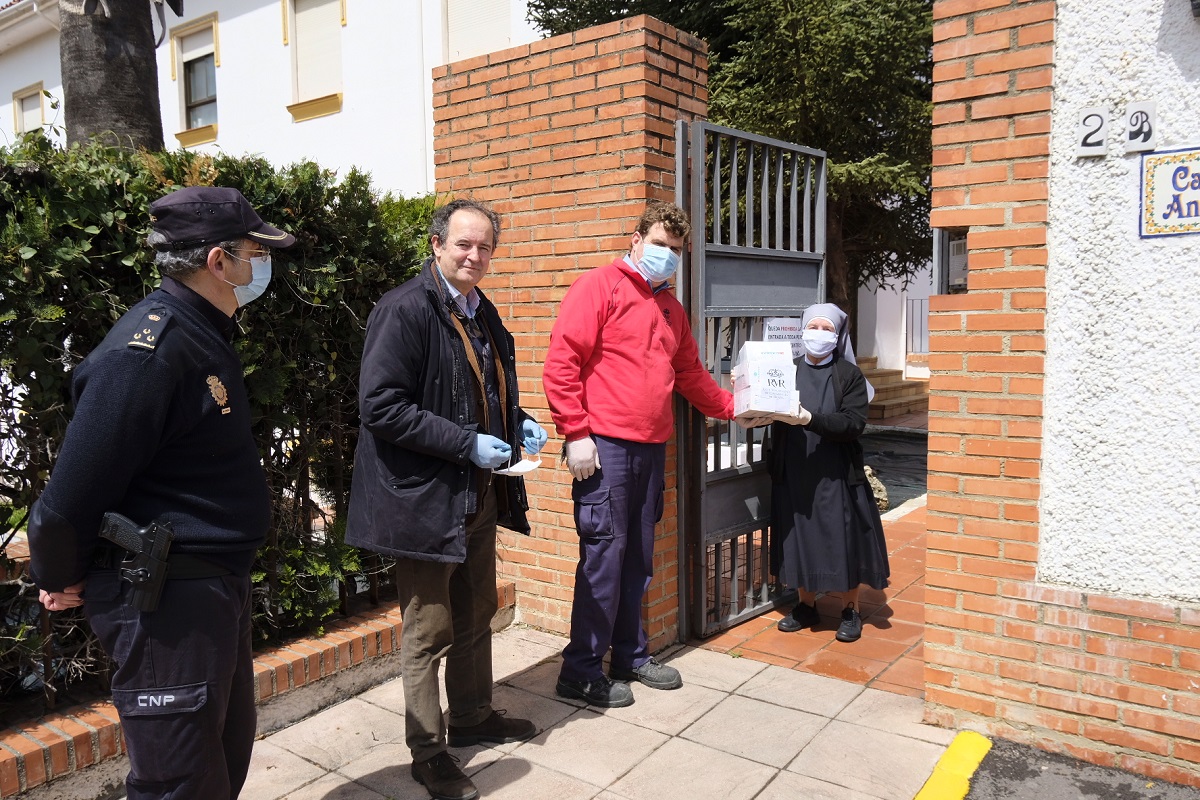 Responsables de la Comisaría de Policía y de la Real Maestranza entregando material sanitario en la residencia de ancianos.