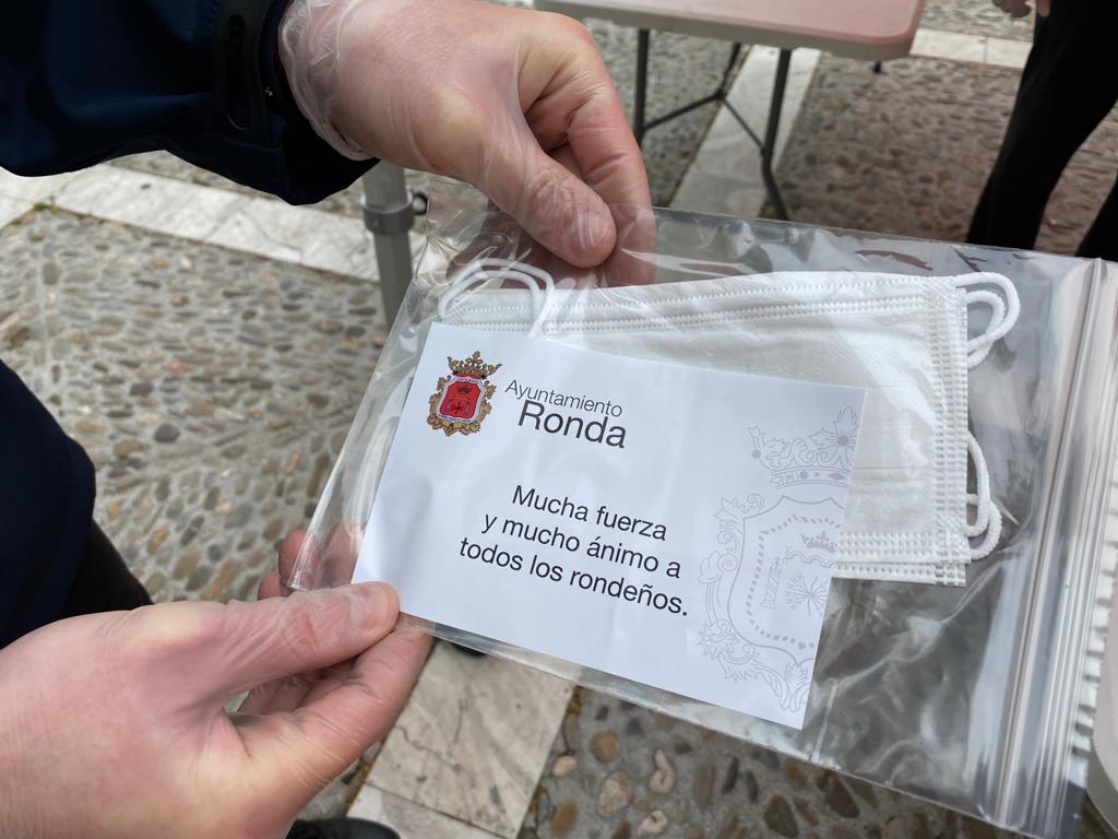 El Ayuntamiento está repartiendo mascarillas en las barriadas rondeñas.