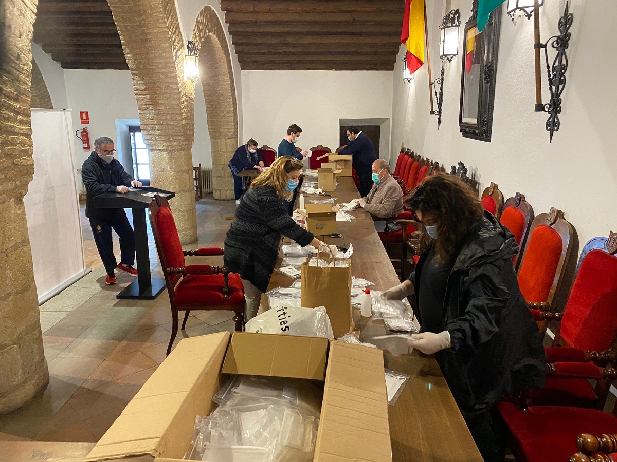 Este sábado se ha intensificado en el Ayuntamiento el dispositivo para el reparto de mascarillas.
