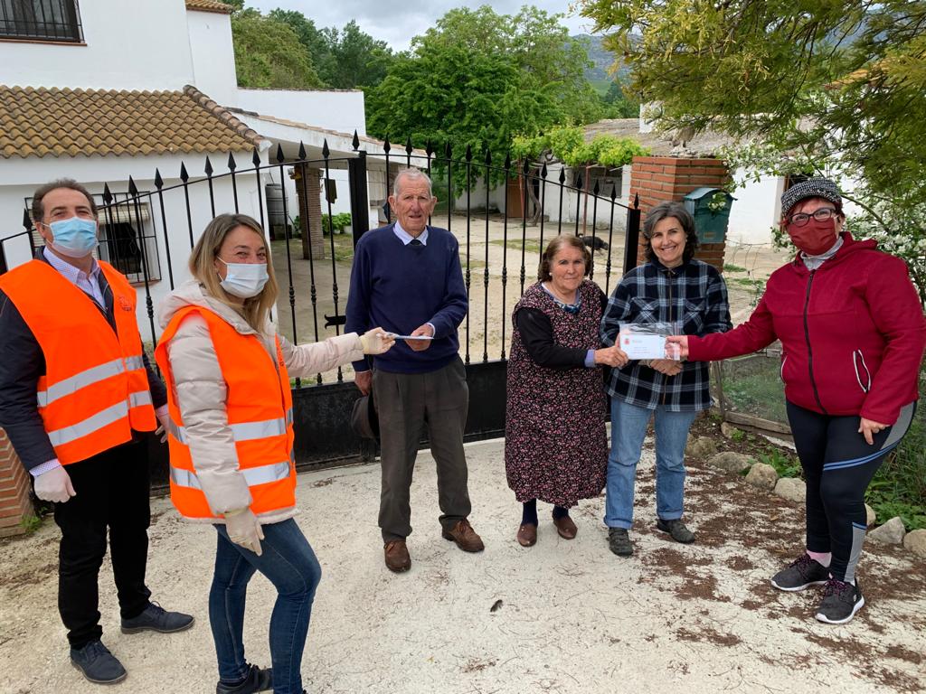 Las mascarillas también están llegando a las distintas pedanías.