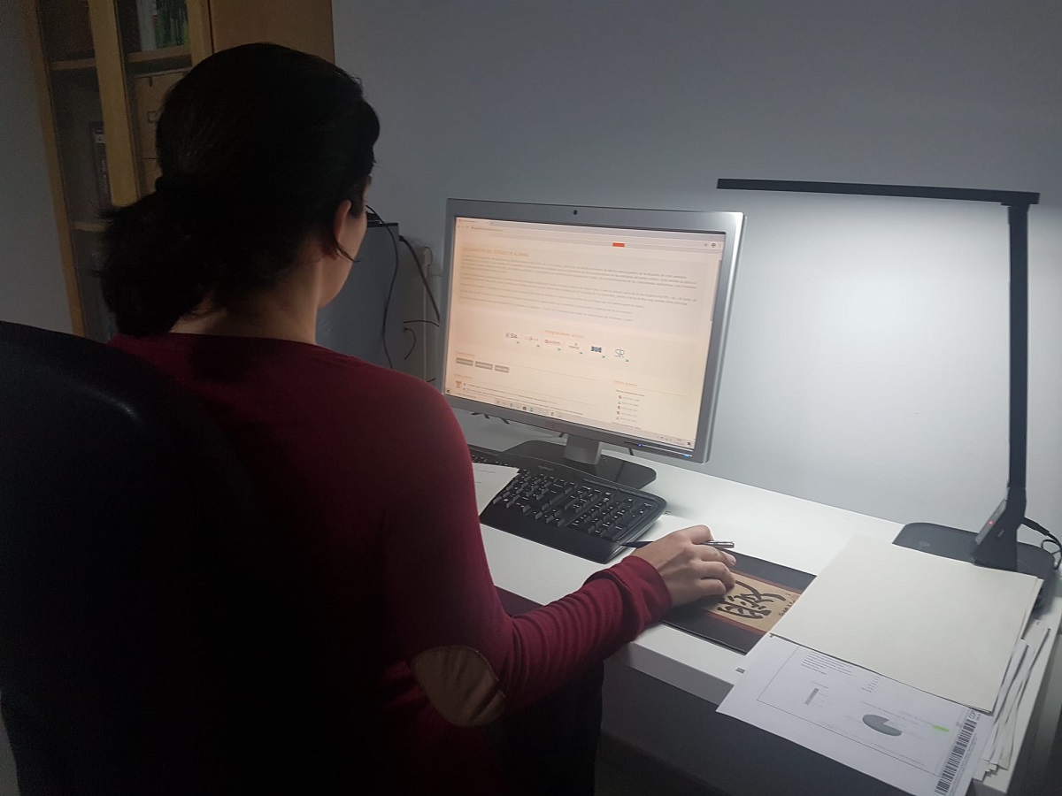 Una funcionaria municipal realiza gestiones administrativas desde su domicilio durante el confinamiento.