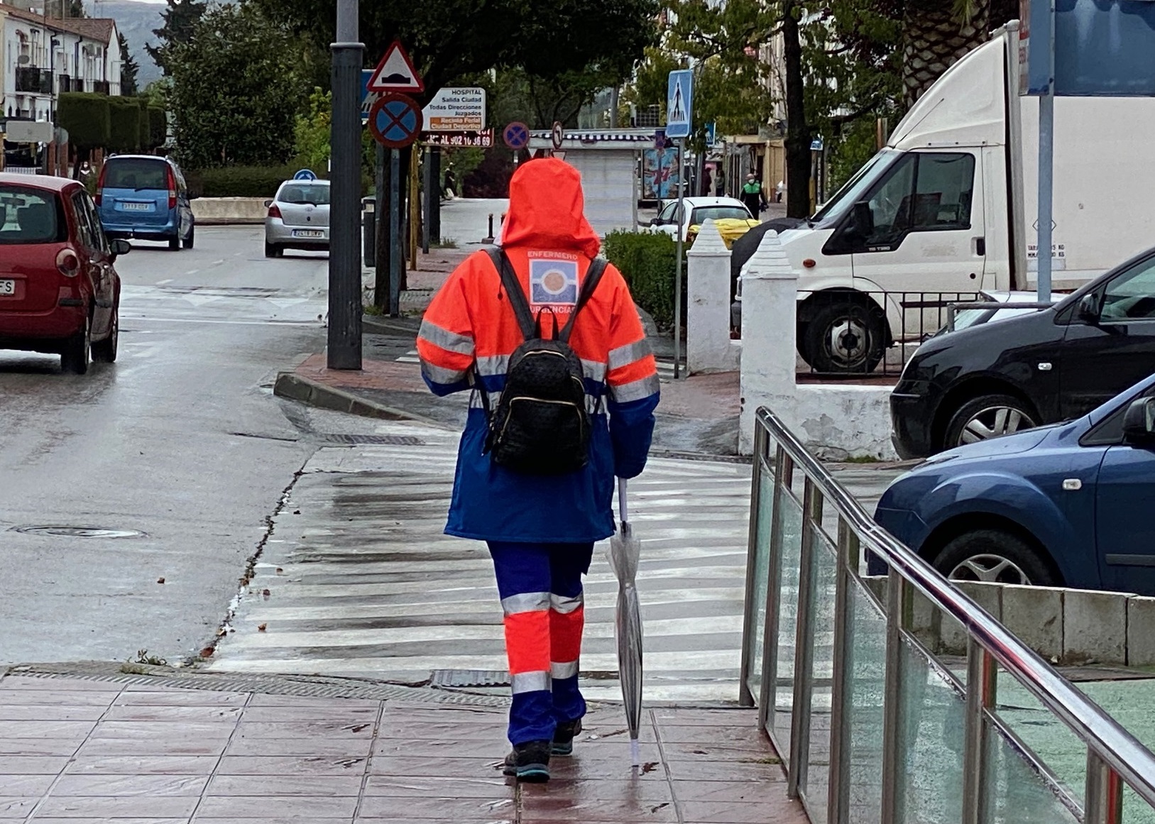 Una enfermera regresando a su casa una vez finalizado el turno de trabajo.