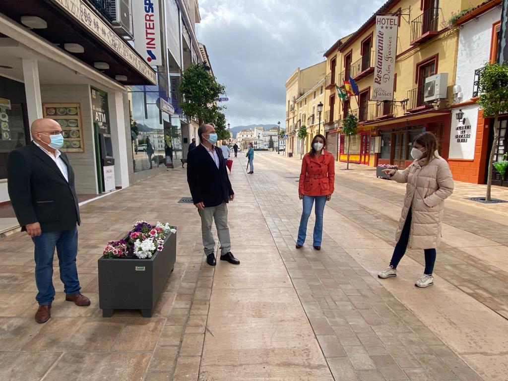 Las autoridades locales han abierto este domingo la calle Virgen de la Paz al tráfico.