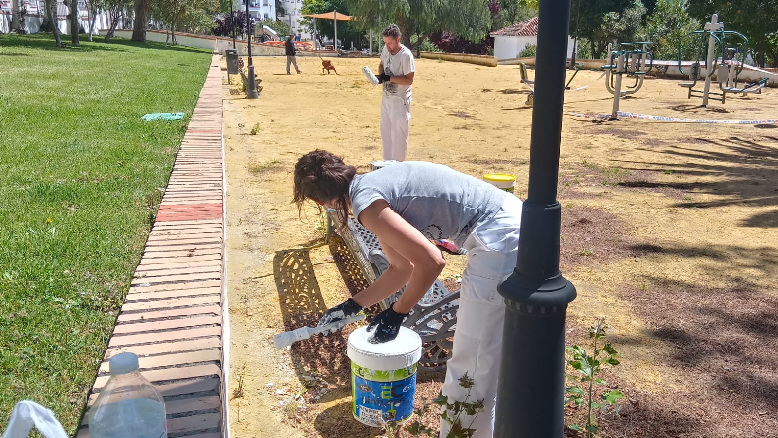Se están limpiando y desinfectando los espacios públicos de la ciudad.