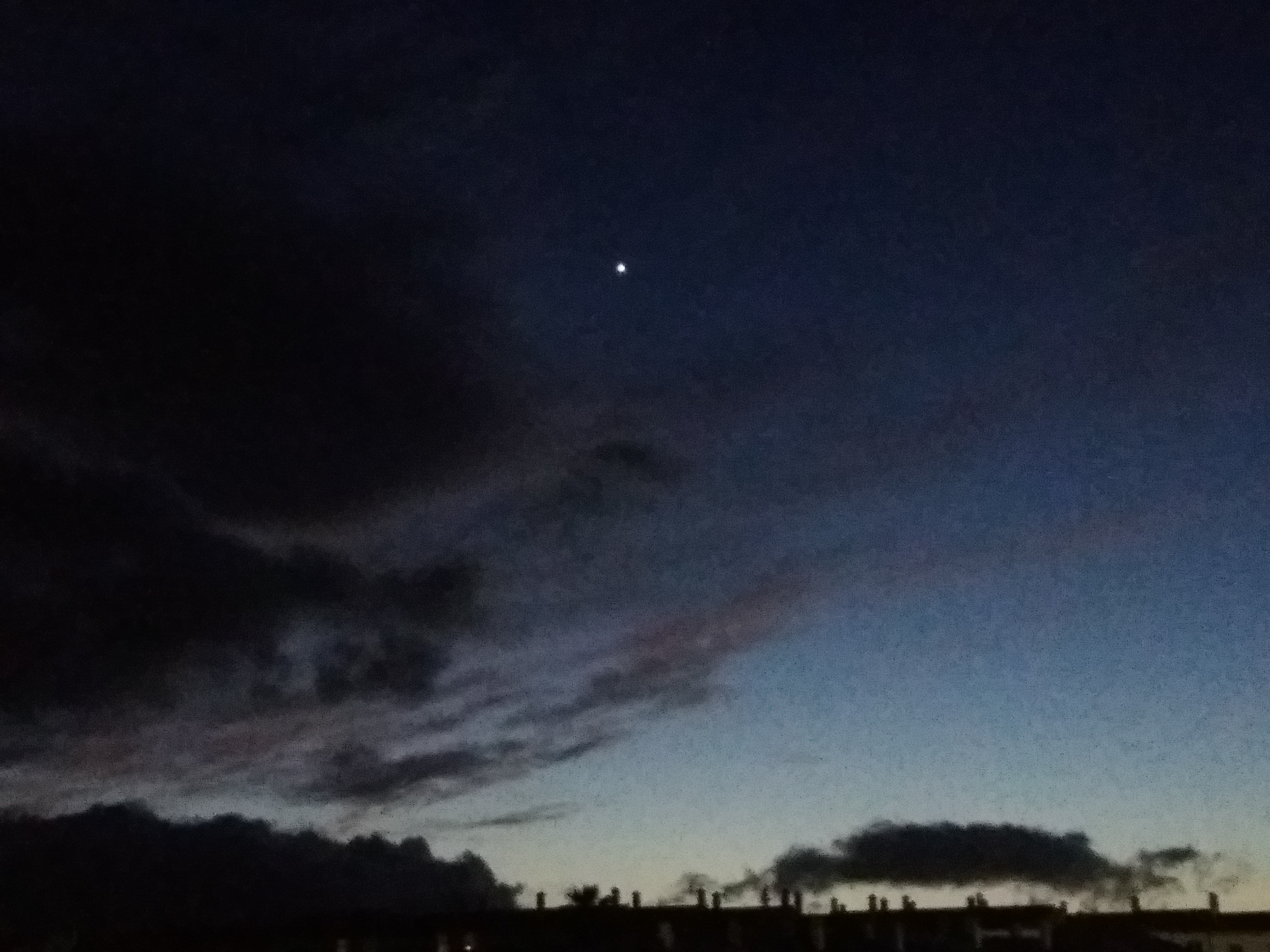 El planeta Venus protagonista celeste en los anocheceres de nuestra serranía. (A. Acedo).