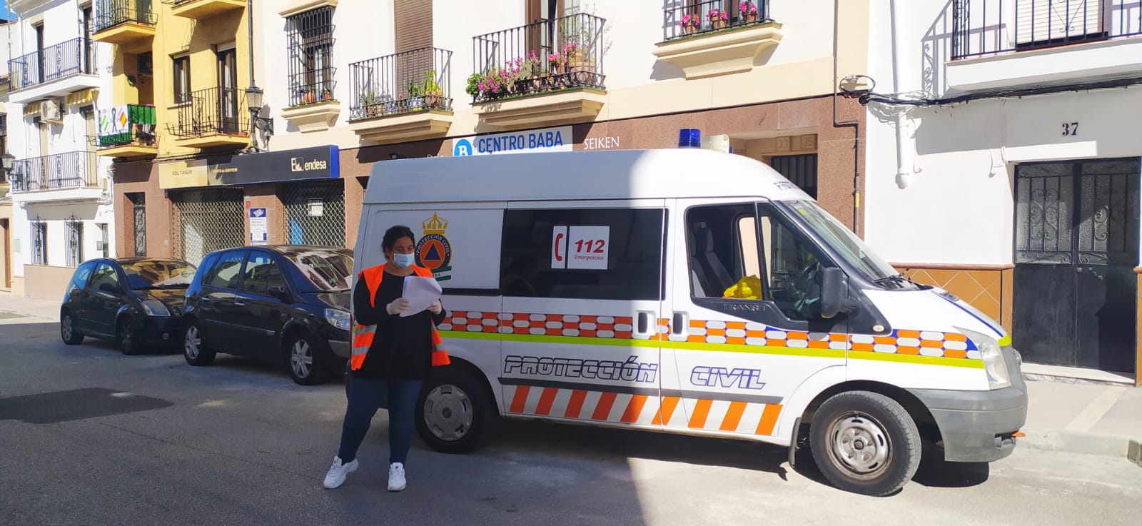 Personal municipal y Protección Civil están llevando las mascarillas a las personas que no se pueden mover.
