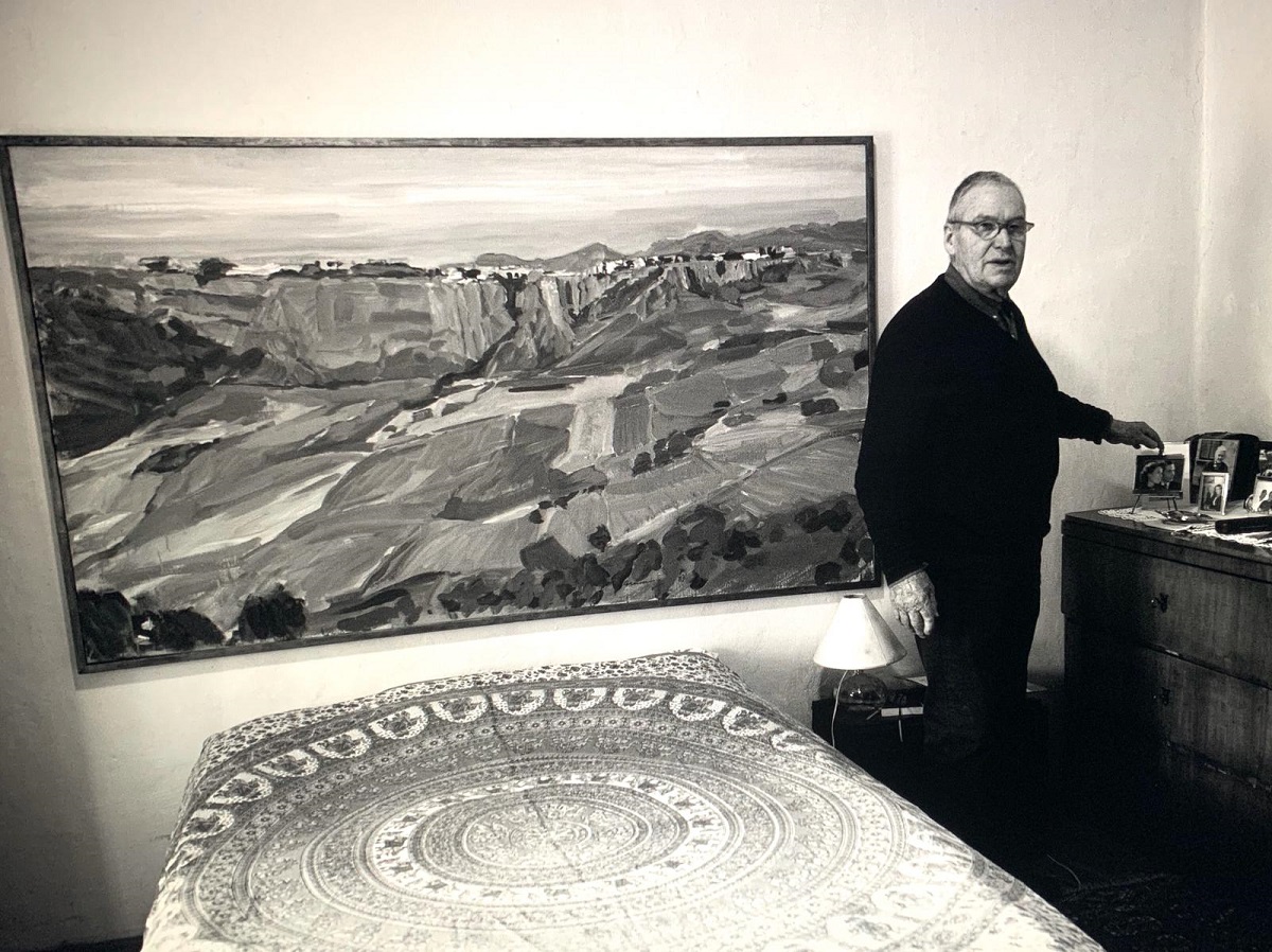 Imagen del pintor austriaco que por voluntad propia quiso ser rondeño, junto a uno de sus cuadros del Tajo. Foto Ramón Corrales Andreu.