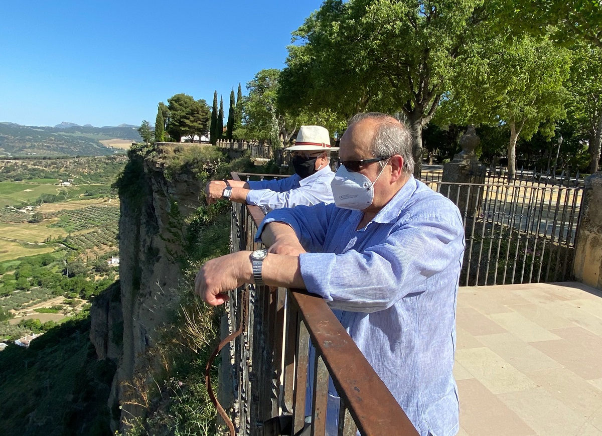 Dos romndeños contemplan los paisajes de las Cornisas del Tajo con sus correspondientes mascarillas puestas.