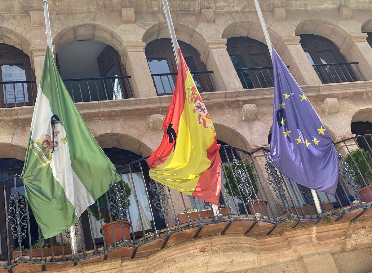 El Ayuntamiento se suma a la semana de Luto Oficial que ha establecido la Junta en recuerdo de los fallecidos por Covid-19