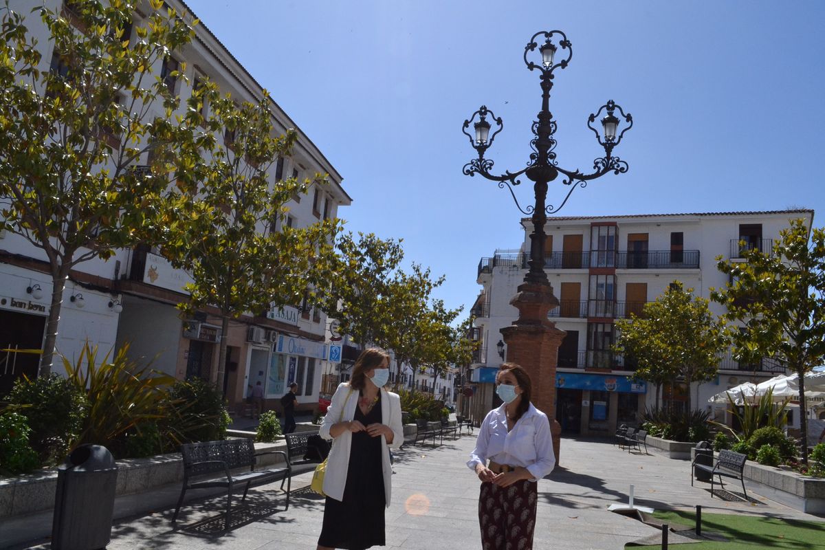 La alcaldesa y la concejal de Obras en la plaza de Carmen de Abela.