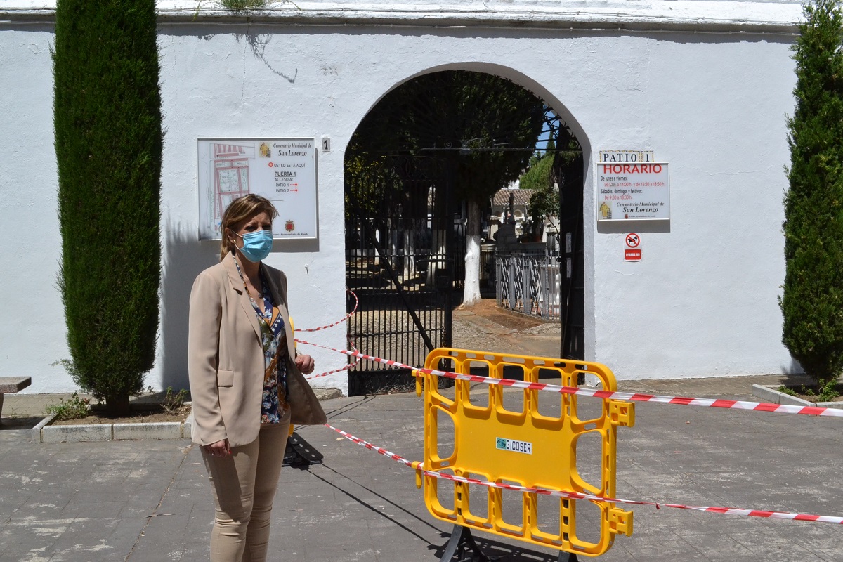 La concejal de Cementerios ha supervisado hoy las obras del camposanto.