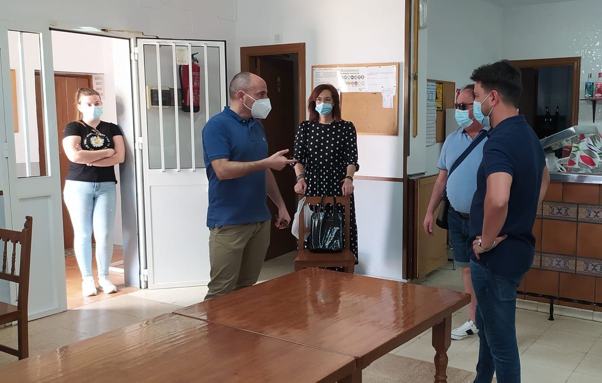 La concejal de Bienestar Sociual y un técnico municipal se han reunido con los vecinos.