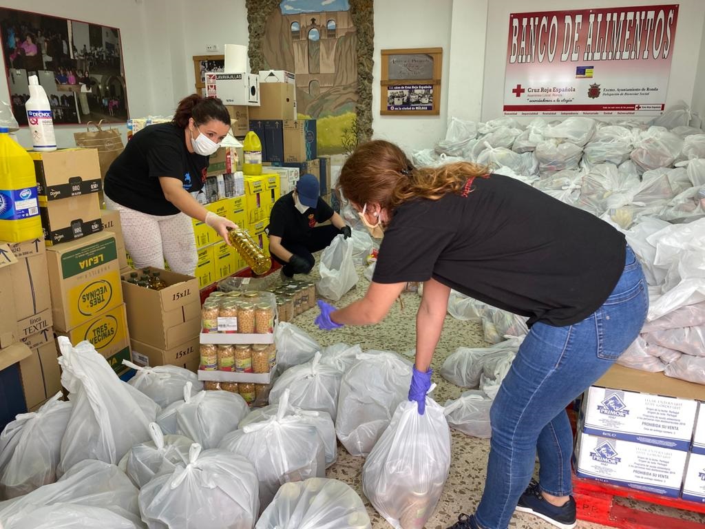 Voluntarios colaborando con el reparto de alimentos a las personas con menos recursos.