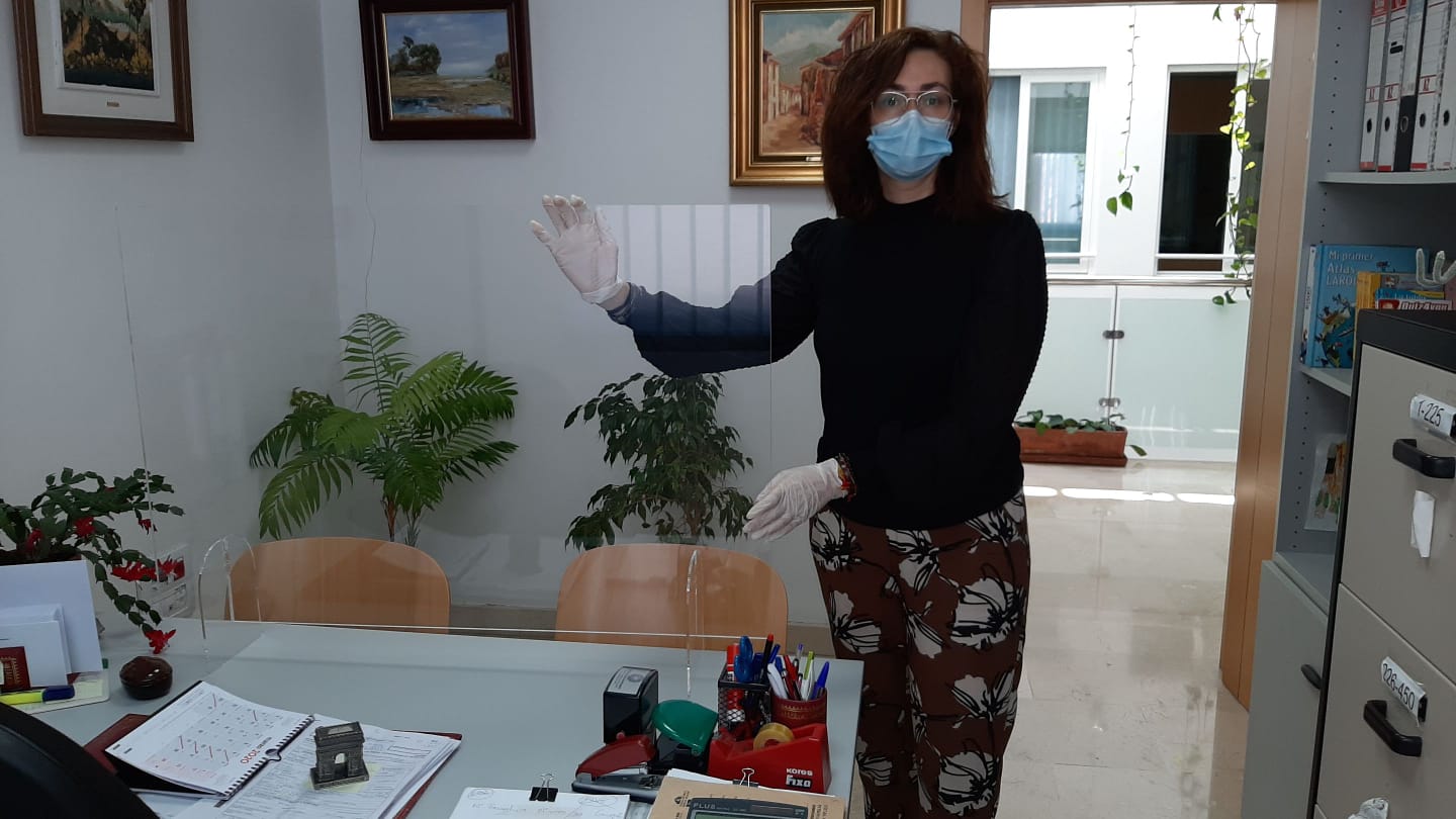 Las instalaciones han sido adaptadas con pajntallas de protección para atender personalmente a los usuarios.