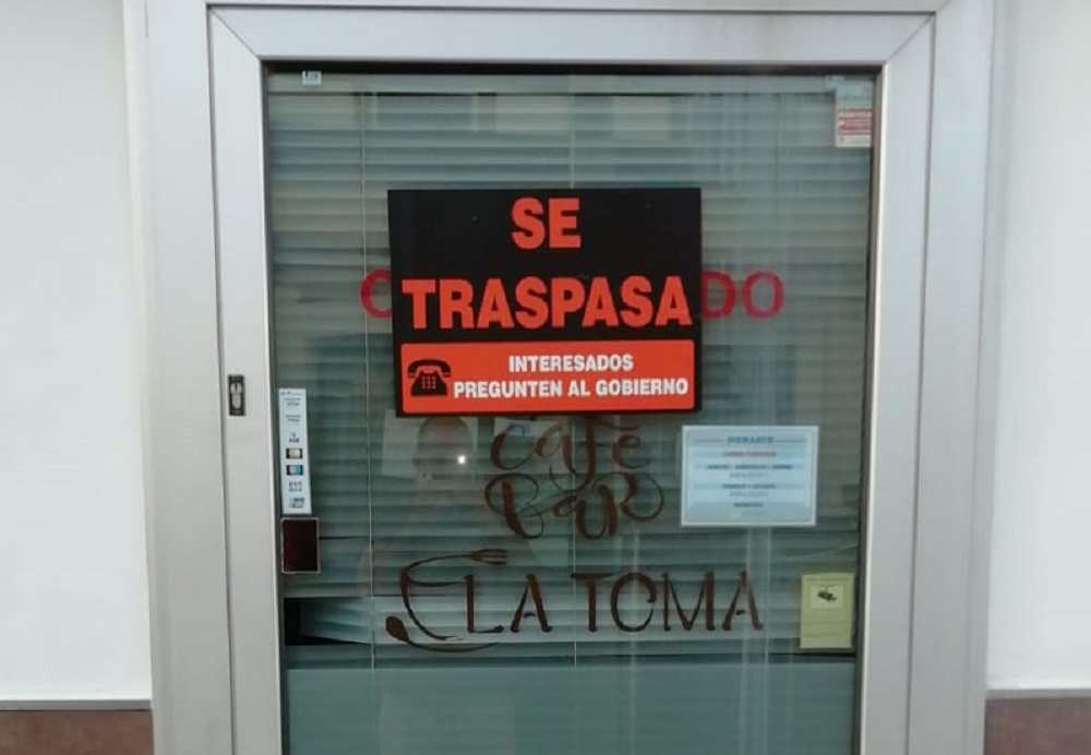 Decenas de negocios rondeños han colgado hoy el cartel de "Se traspasa" y que se pregunte los motivos al Gobierno de Sánchez.