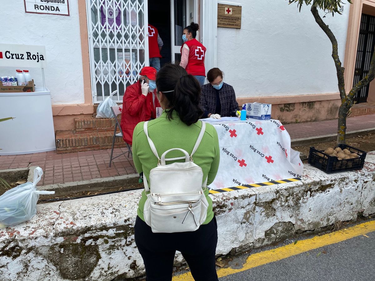 Las jornadas de reparto de alimento se realizan de forma conjunta por parte del Ayuntamiento y de Cruz Roja.