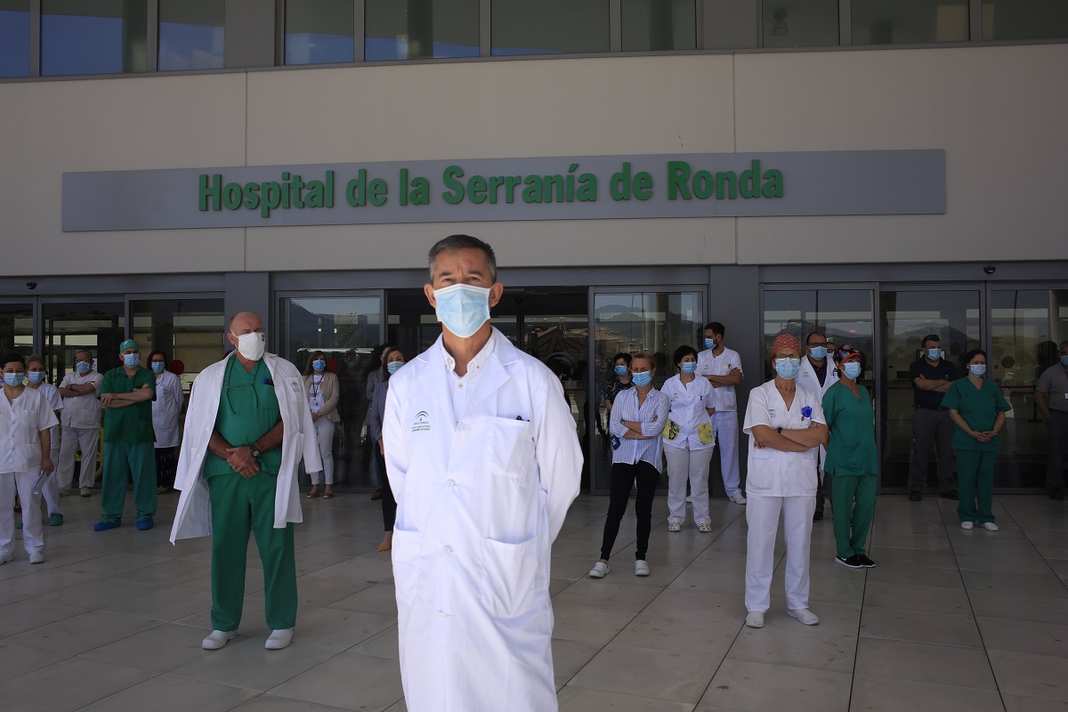 Sanitarios del Área Serranía durante el minuto de silencio que guardaron el viernes para homenajear a las personas fallecidas por la pandemia.