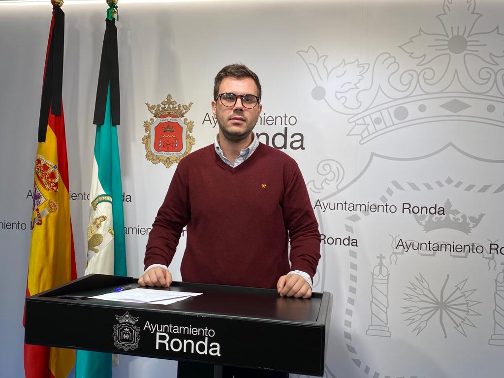 El concejal de Educación ha informado sobre la entrega de estos dispositivos a las familias.